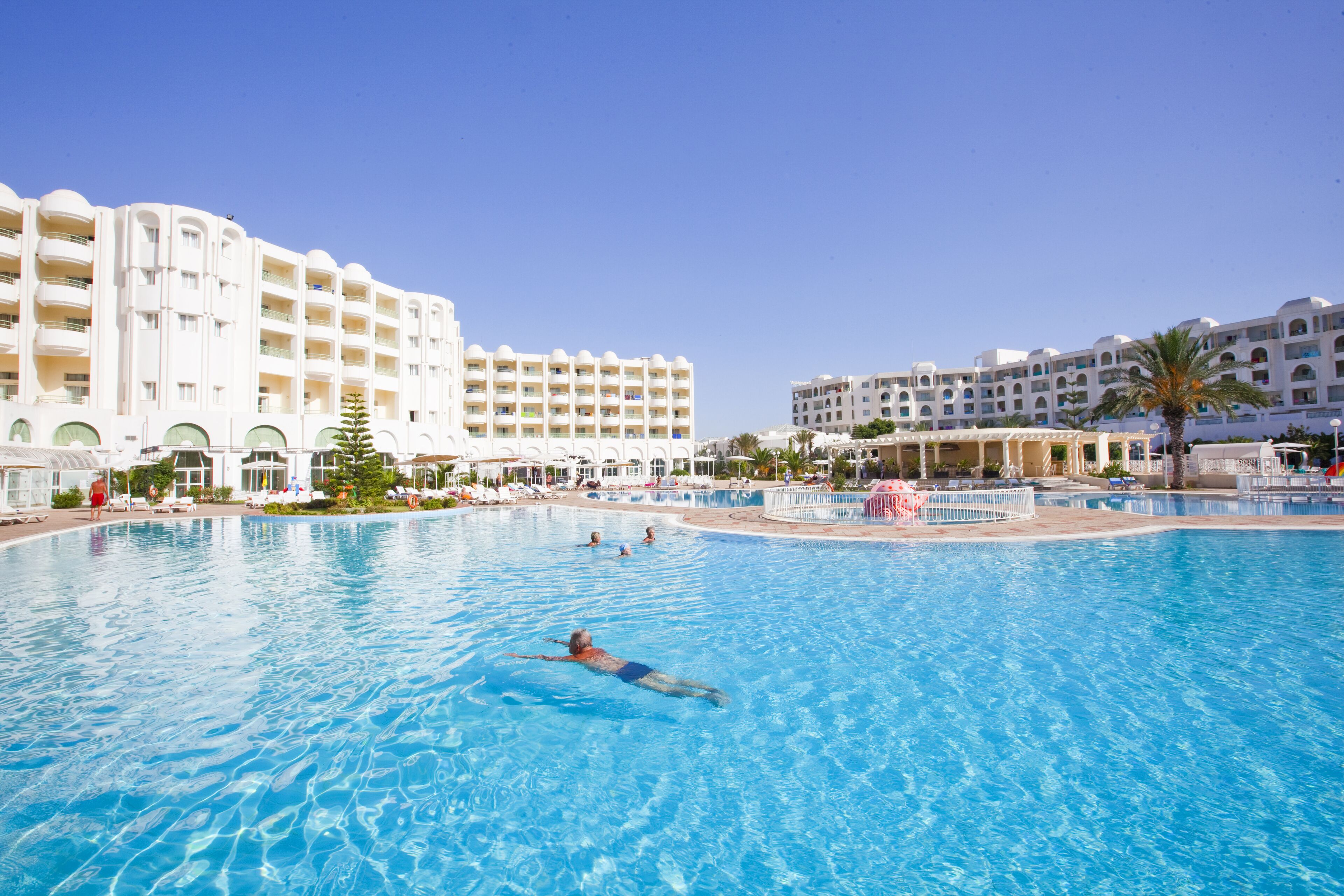 Piscina interna, 2 piscinas externas, guarda-sóis, espreguiçadeiras