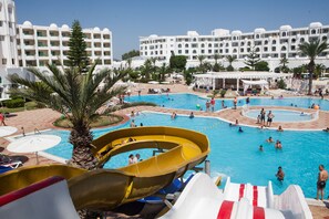 Piscine couverte, 2 piscines extérieures, parasols de plage