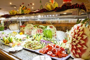 2 restaurants servant le petit déjeuner, le déjeuner et le dîner