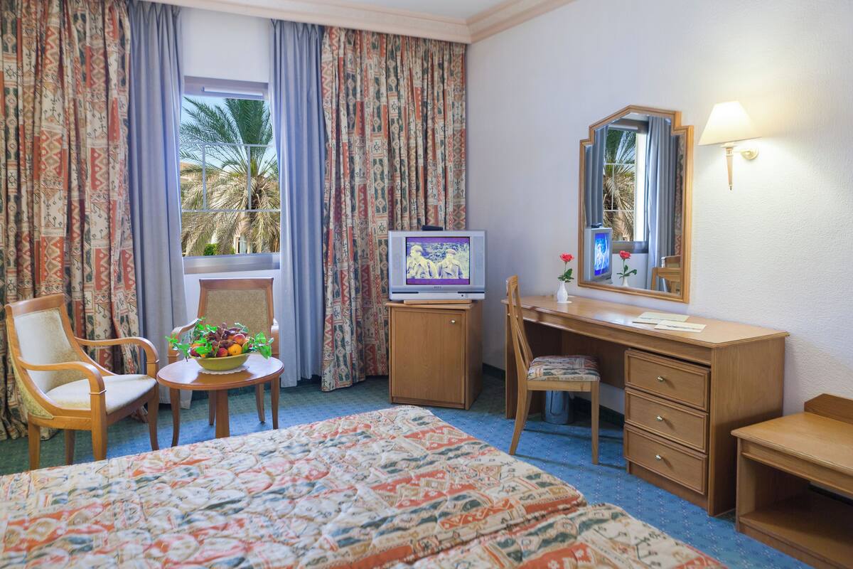 Minibar, in-room safe, blackout drapes, bed sheets