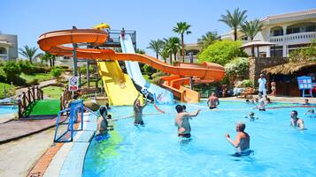 Parque acuático con múltiples toboganes y una piscina.