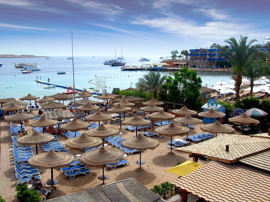 Praia particular nas proximidades, espreguiçadeiras, guarda-sóis