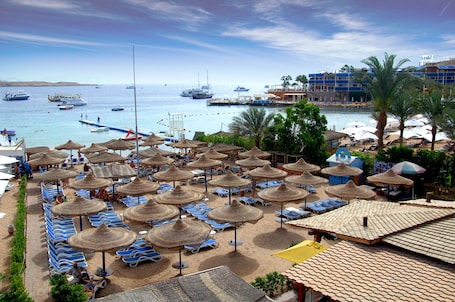 Privatstrand in der Nähe, Liegestühle, Sonnenschirme, Schnorcheln. Naama Bay Hotel & Resort