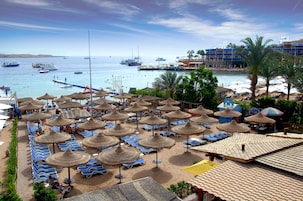 Privat strand i närheten, solstolar, parasoller och snorkling