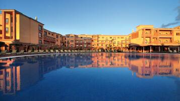 2 Außenpools, Sonnenschirme, Liegestühle