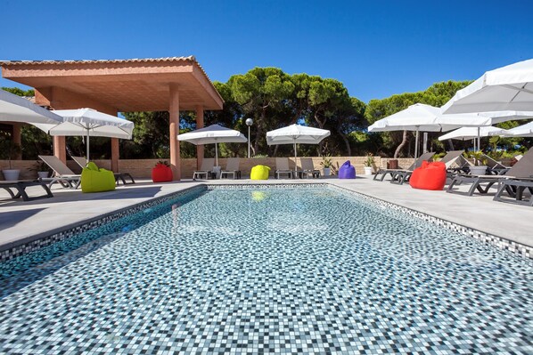 2 albercas al aire libre, sombrillas en la alberca y camastros 