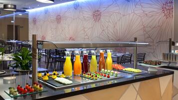 Tägliches Frühstücksbuffet (10 EUR pro Person)