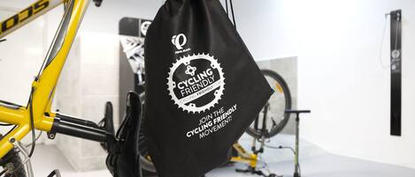 Ein gelbes Fahrrad mit einer schwarzen Tasche, die am Rahmen befestigt ist.