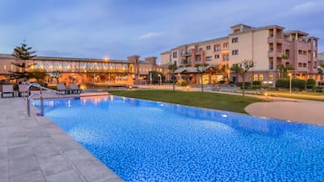 2 Außenpools, Sonnenschirme, Liegestühle