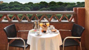 A table set for breakfast with a view of a lush green landscape. - Barceló Punta Umbria Beach Resort (Punta Umbría)