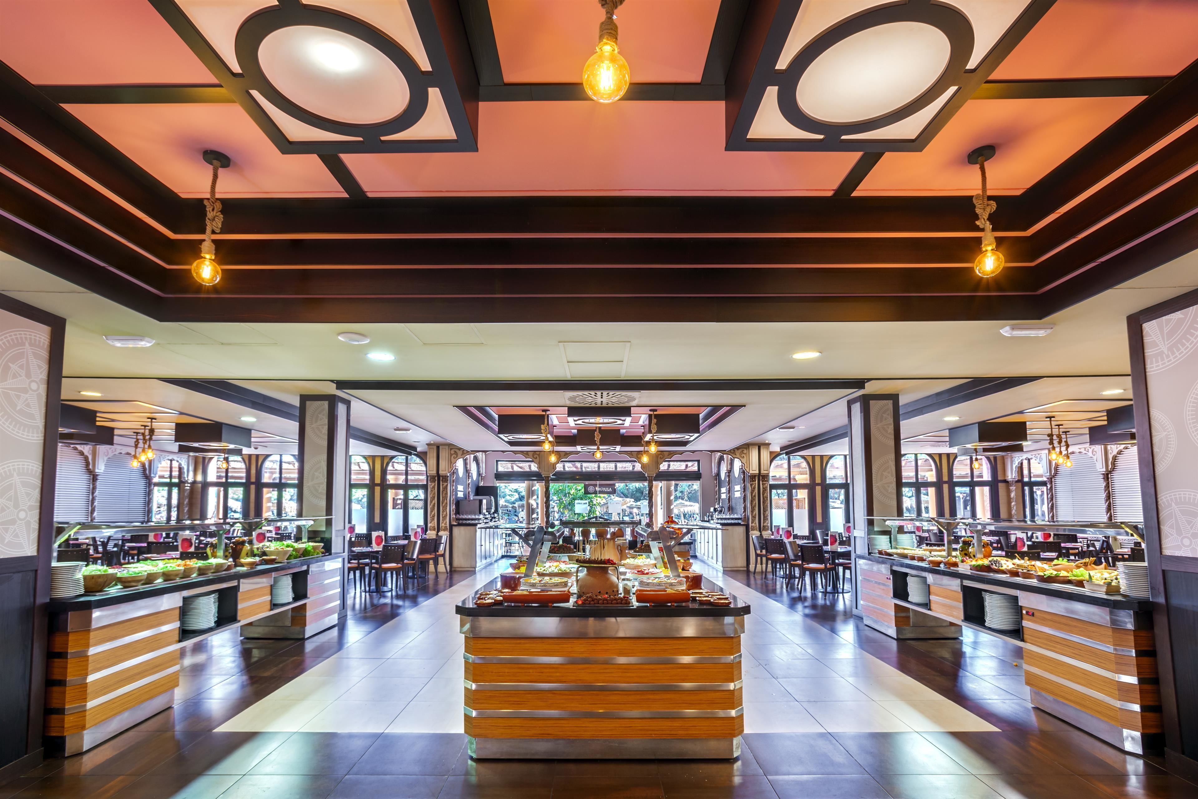 3 restaurantes; se sirven desayunos, almuerzos, cenas y cocina española 