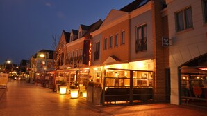 Un hôtel à la façade en briques, doté de grandes fenêtres et d’une enseigne.
