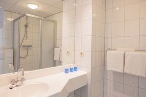 Habitación triple | Escritorio, cunas, camas extra y wifi gratis