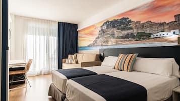 Skrivbord, arbetsyta för laptop, gratis barnsängar och gratis wi-fi