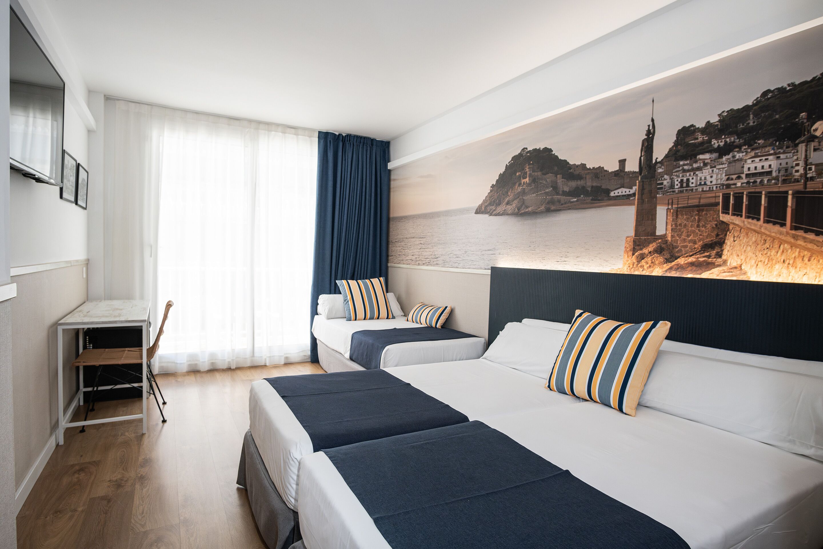 Chambre Triple Supérieure (3 Adults) | Bureau, espace de travail pour ordinateur portable, lits bébé (gratuits)