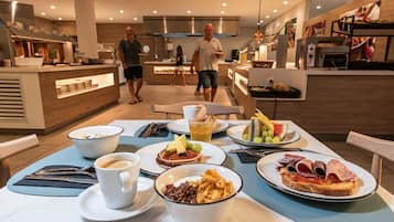 Tägliches Frühstücksbuffet (12 EUR pro Person)