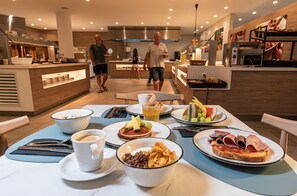 Desayuno buffet (EUR 12 por persona) 