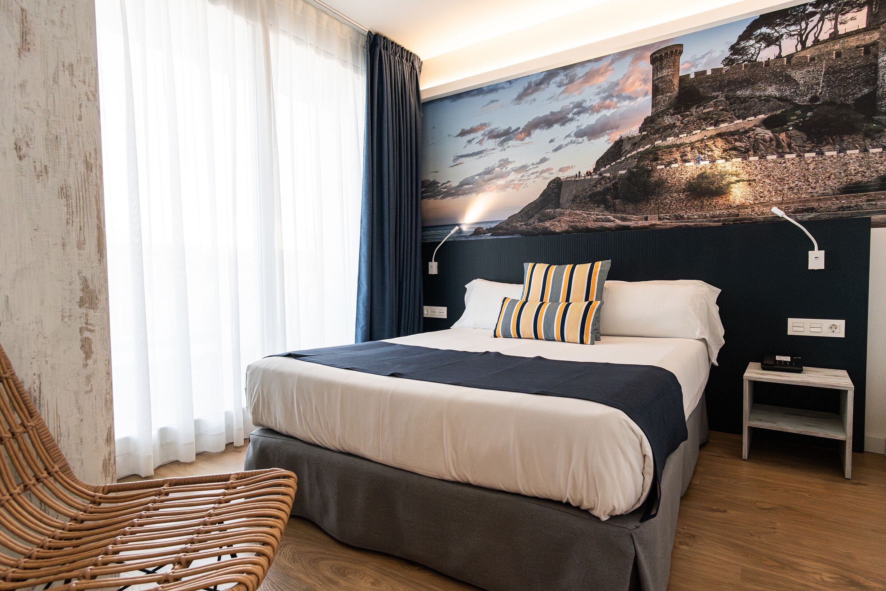 Bureau, espace de travail pour ordinateur portable, lits bébé (gratuits)