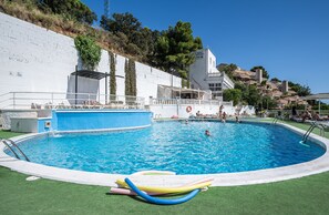 Outdoor pool, open 10:00 AM to 9:00 PM, pool umbrellas, sun loungers - Hotel Don Juan Tossa (Tossa de Mar)