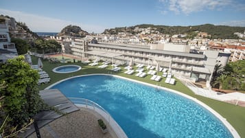 Utomhuspool, öppet 10.00 till 21.00, parasoller och solstolar