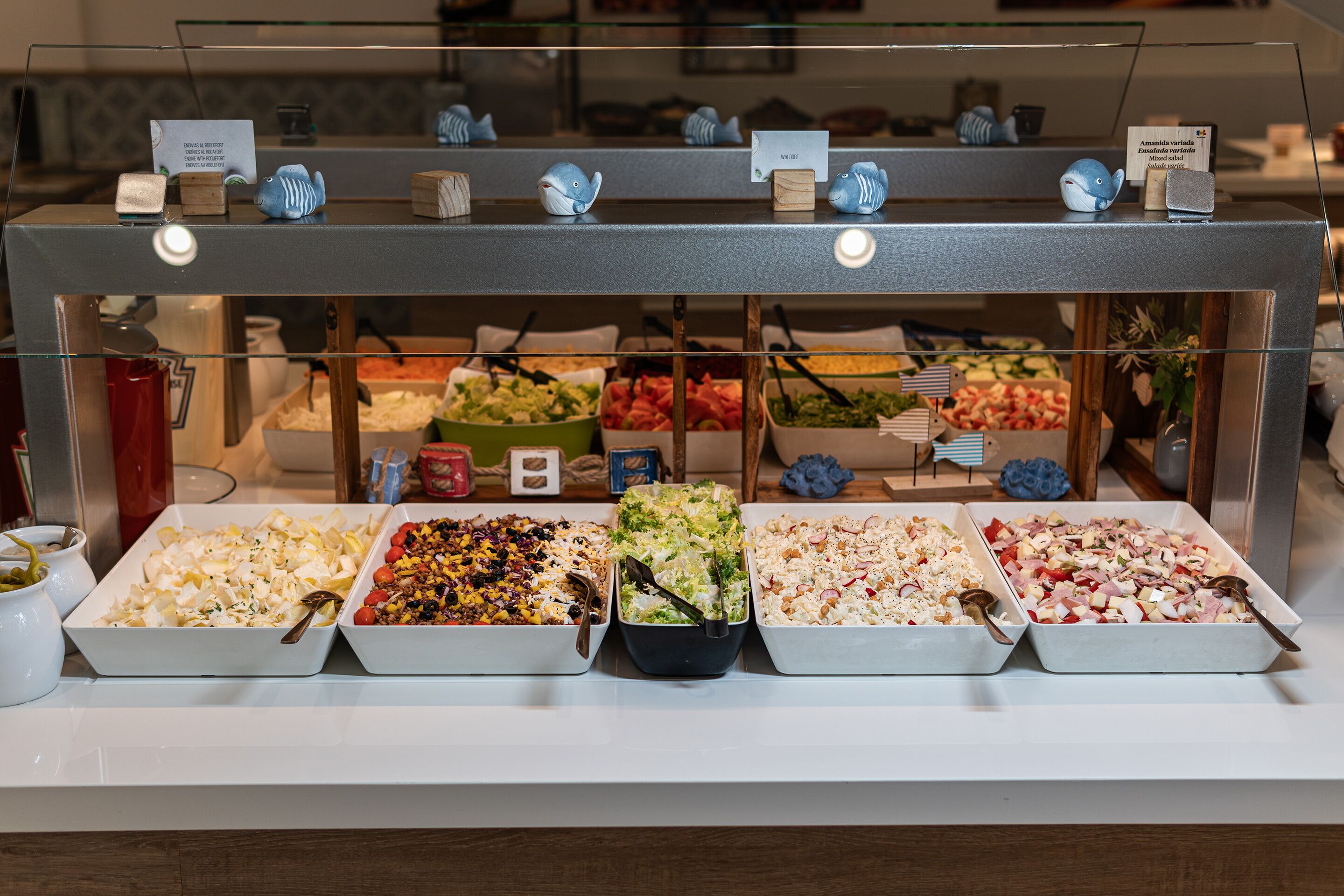 Un buffet con diverse opzioni culinarie e elementi decorativi.