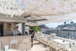 Bar à beira da piscina