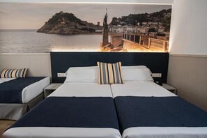 Quarto triplo superior (3 Adults) | Escrivaninha, espaço de trabalho para notebook, berços grátis