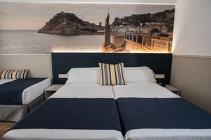 Habitación triple superior (3 Adults) | Escritorio, espacio para trabajar con un portátil, cunas gratuitas