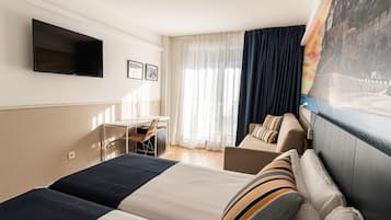 1 habitación, escritorio y espacio para trabajar con laptop