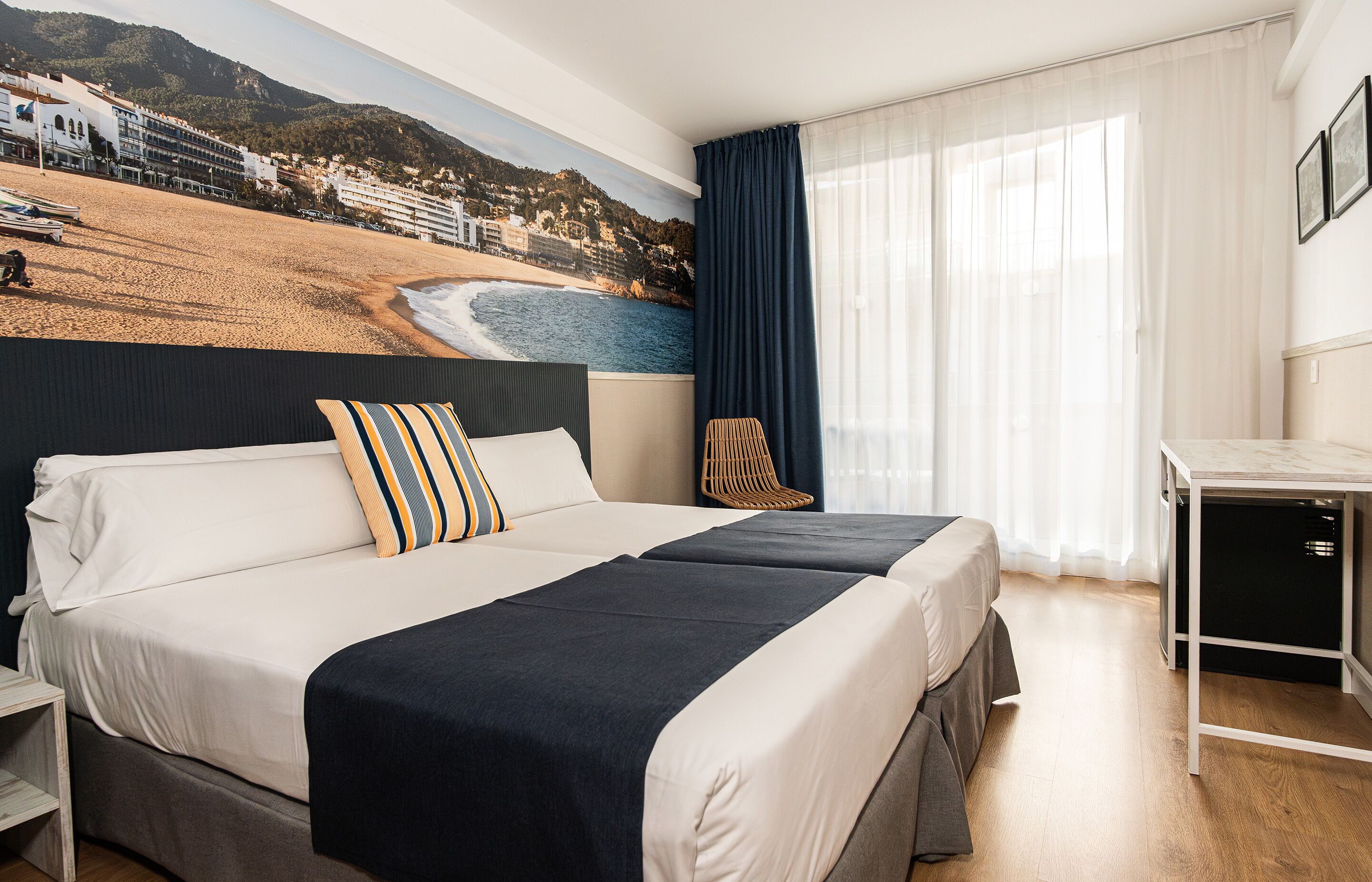 Bureau, espace de travail pour ordinateur portable, lits bébé (gratuits)