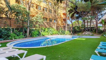 2 AuĂenpools, LiegestĂŒhle