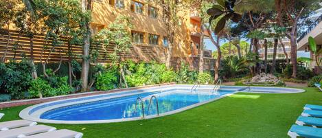 2 outdoor pools, sun loungers