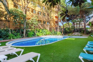 2 座室外游泳池，提供日光浴躺椅