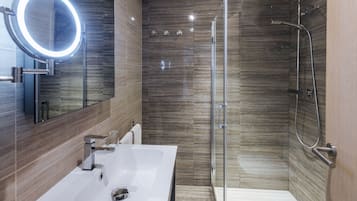 Een douche, handdoeken