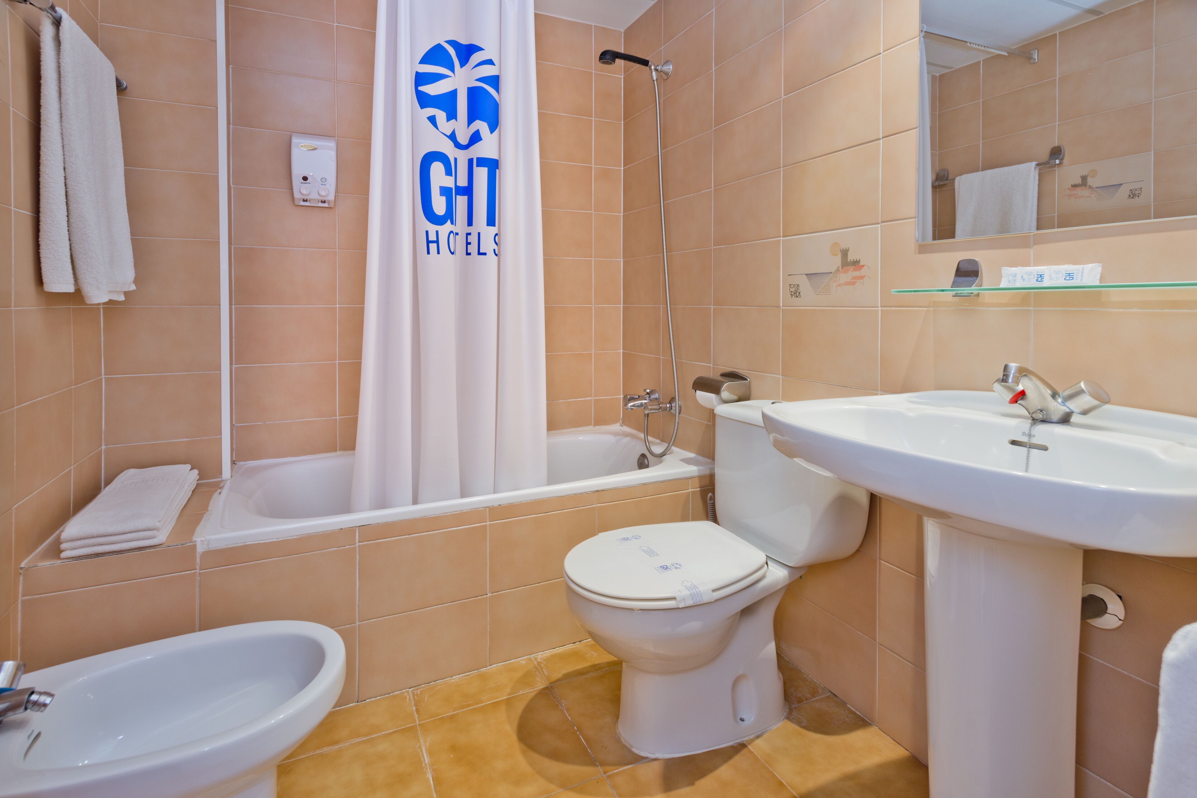 Ein Badezimmer mit Badewanne, Toilette und Waschbecken.