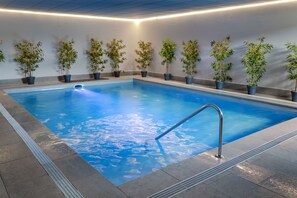 Indoor pool, seasonal outdoor pool, pool umbrellas, pool loungers - Apart-hotel GHT Tossa Park (Tossa de Mar)