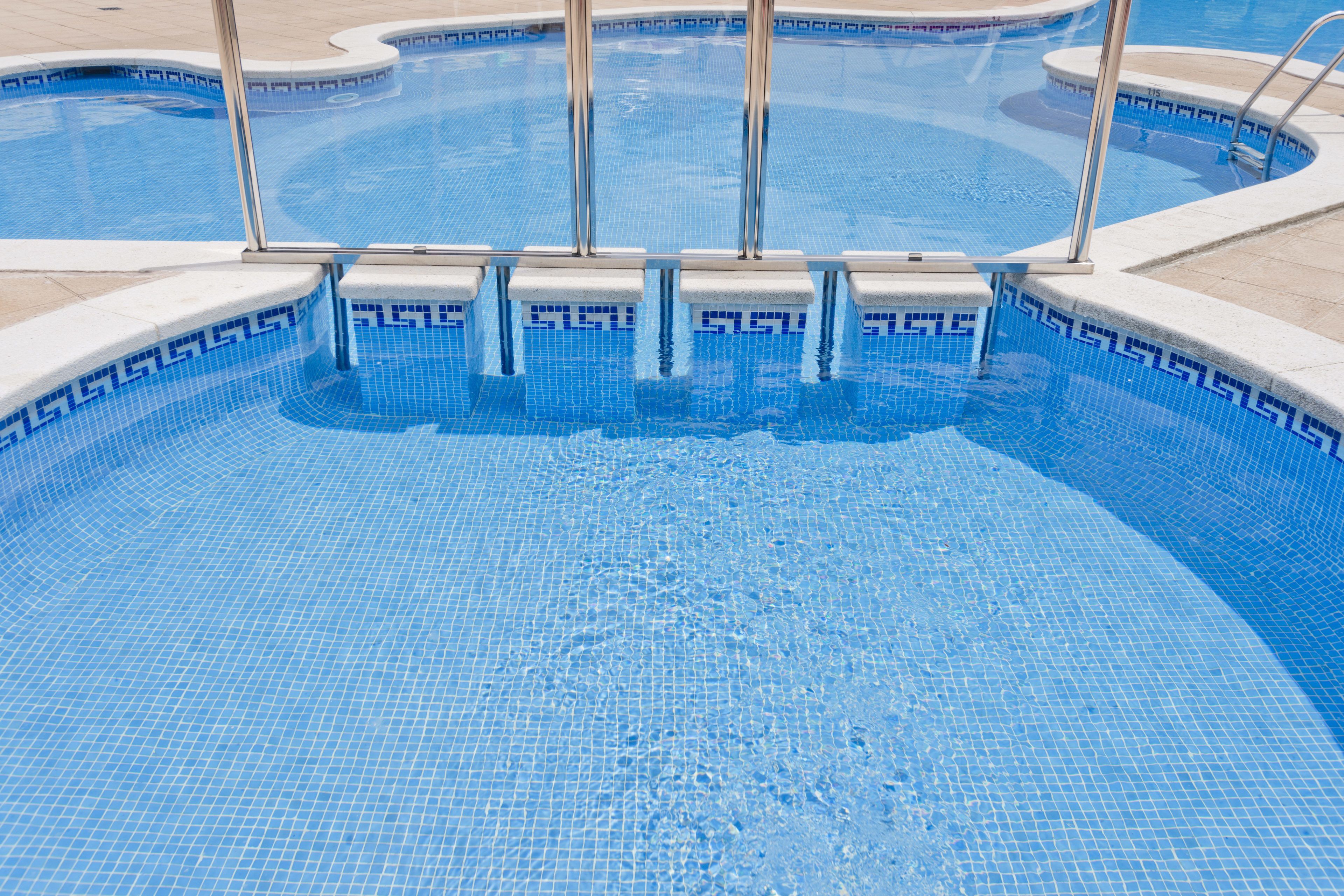 Inomhuspool, en säsongsöppen utomhuspool, parasoller och solstolar