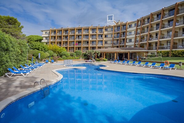 Indoor pool, seasonal outdoor pool, pool umbrellas, pool loungers