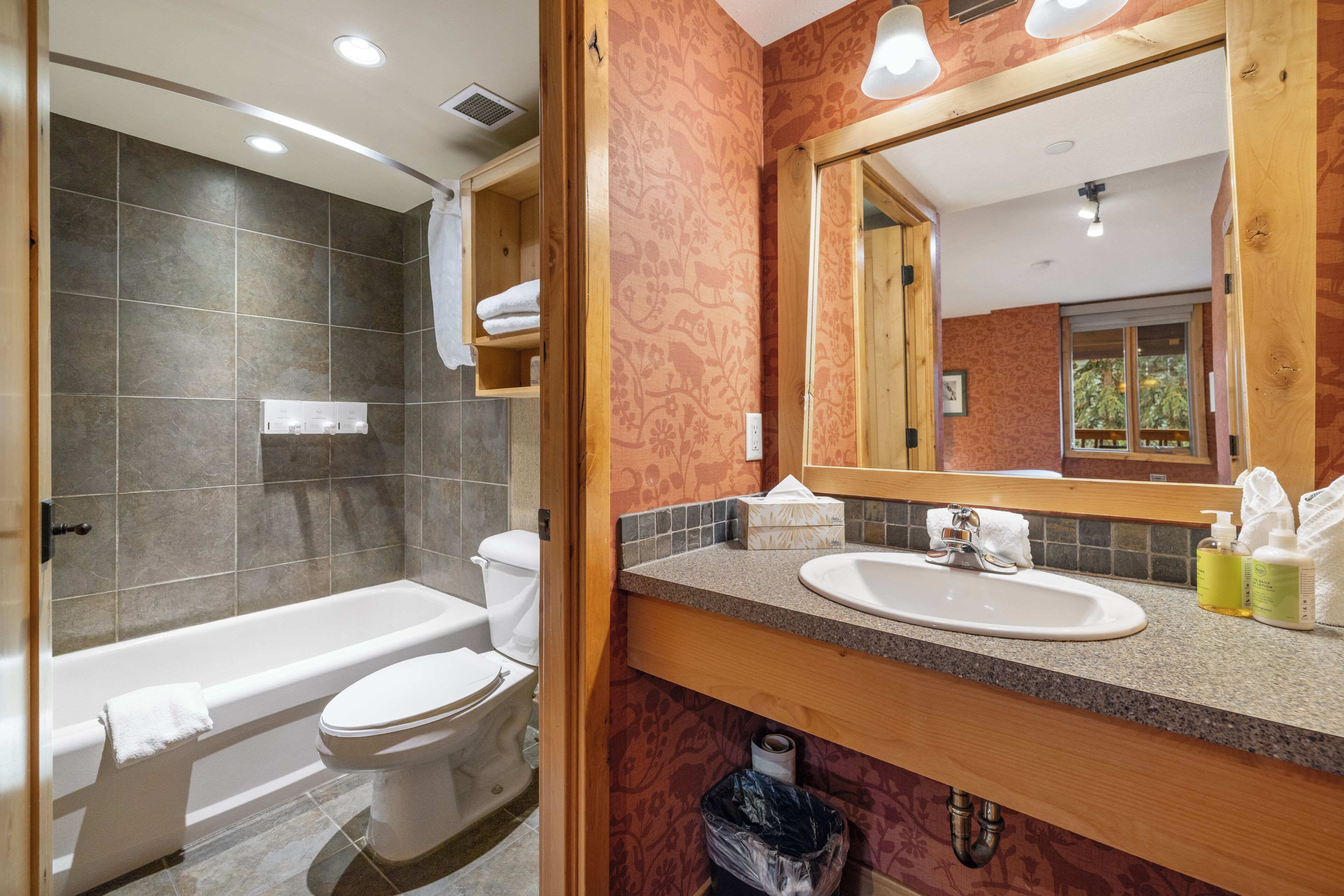 Un baño con bañera, inodoro y lavamanos.