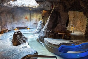Indoor spa tub - The Fox Hotel and Suites (Banff)