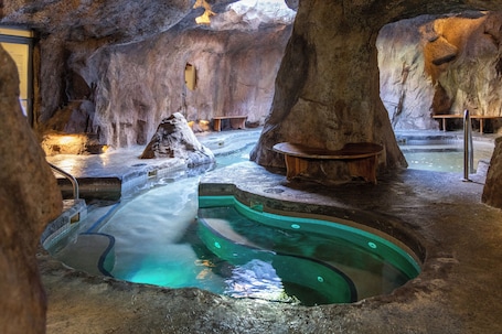 Bañera de hidromasaje cubierta. The Fox Hotel and Suites