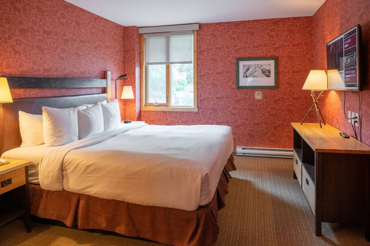 Superior Suite, 1 Bedroom (1 King) | Premium bedding, in-room safe, blackout drapes, iron/ironing board