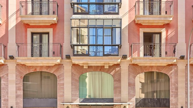 Un edificio de varios pisos con balcones, ventanas amplias y un letrero que dice 'Continental'.