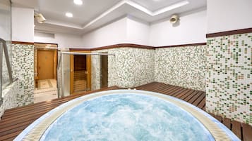 Banyera d'hidromassatge coberta