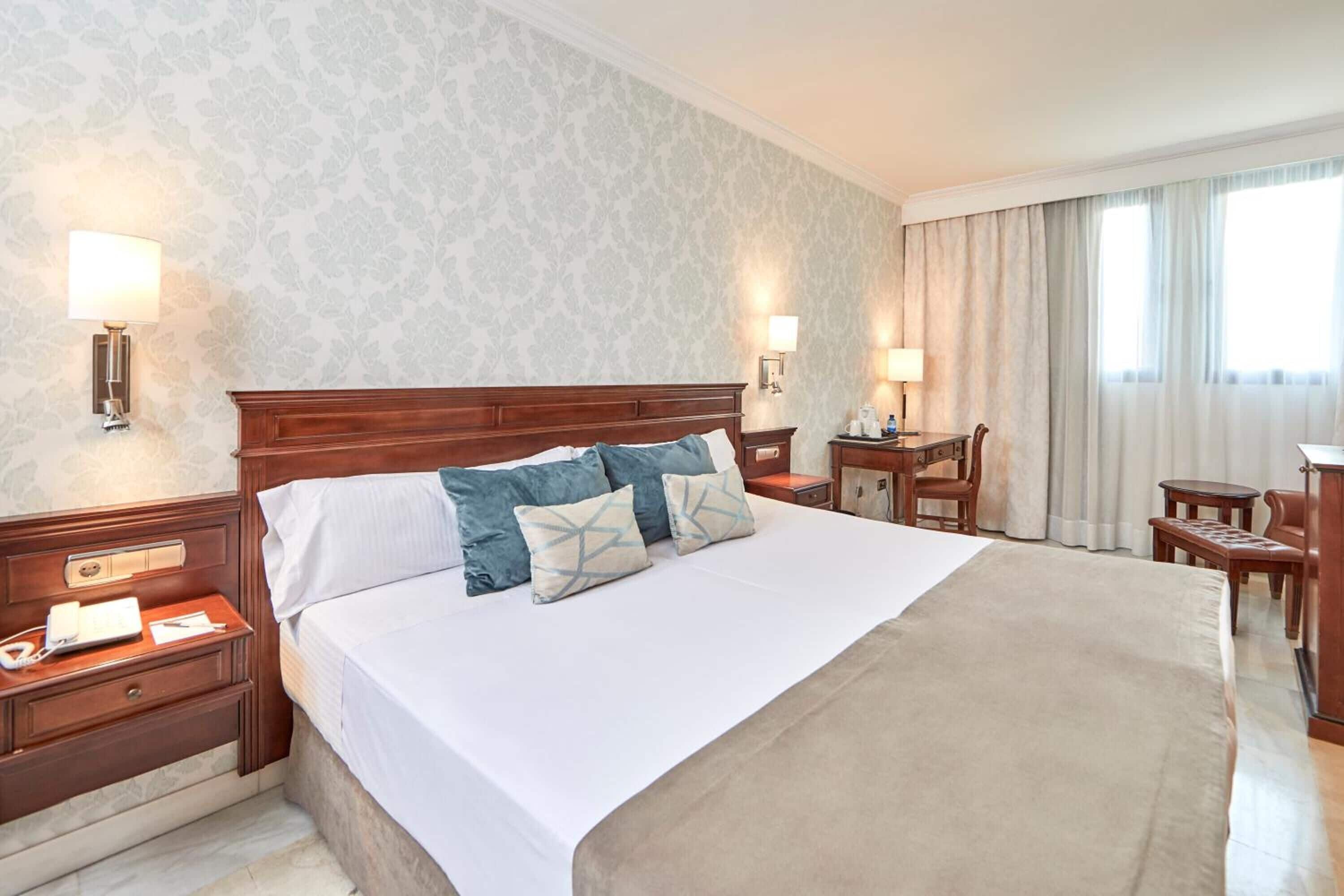 Minibar, safe på rommet, skrivebord og blendingsgardiner