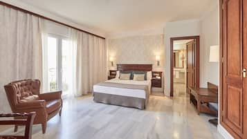 Habitación doble superior | Minibar, caja fuerte, escritorio y cortinas opacas