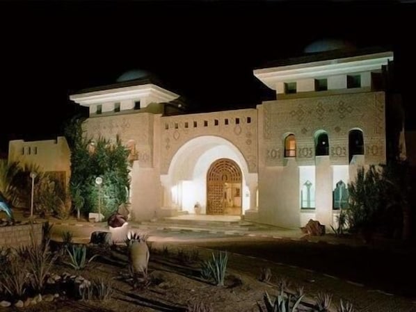 Mặt tiền nơi lưu trú - ban đêm