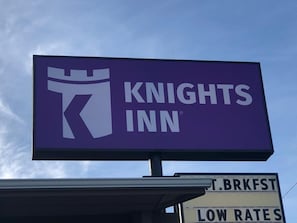 A Knights Inn sign with a knight's helmet logo.