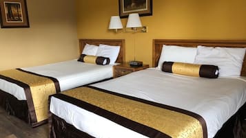 Zimmer, 2 Queen-Betten | 1 Schlafzimmer, Schreibtisch, Verdunkelungsvorhänge