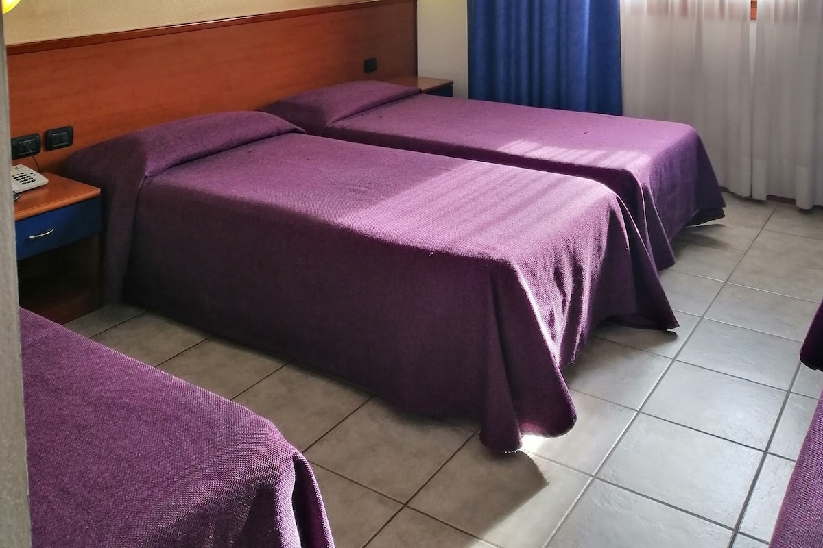 Caja de seguridad en la habitación, escritorio y cortinas blackout